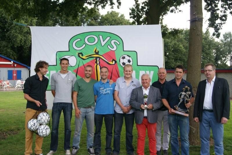 Een afvaardiging van SV Leveroy, de winnaar van de Alarmpoint Fair Play Trofee 2012 - 2013