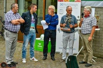 Een afvaardiging van Rood-Wit '67 / Nyrstar neemt de MultiWeigh Fairplay Trofee betreffende het seizoen 2014-2015 in ontvangst.