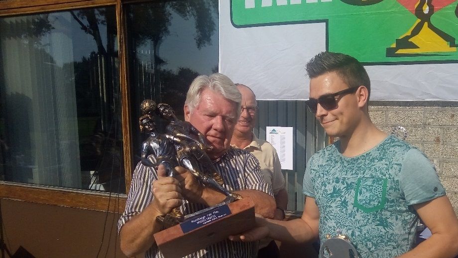 De aanvoerder van Crescentia neemt de AlarmPoint-MultiWeigh Fair Play Trofee in ontvangst