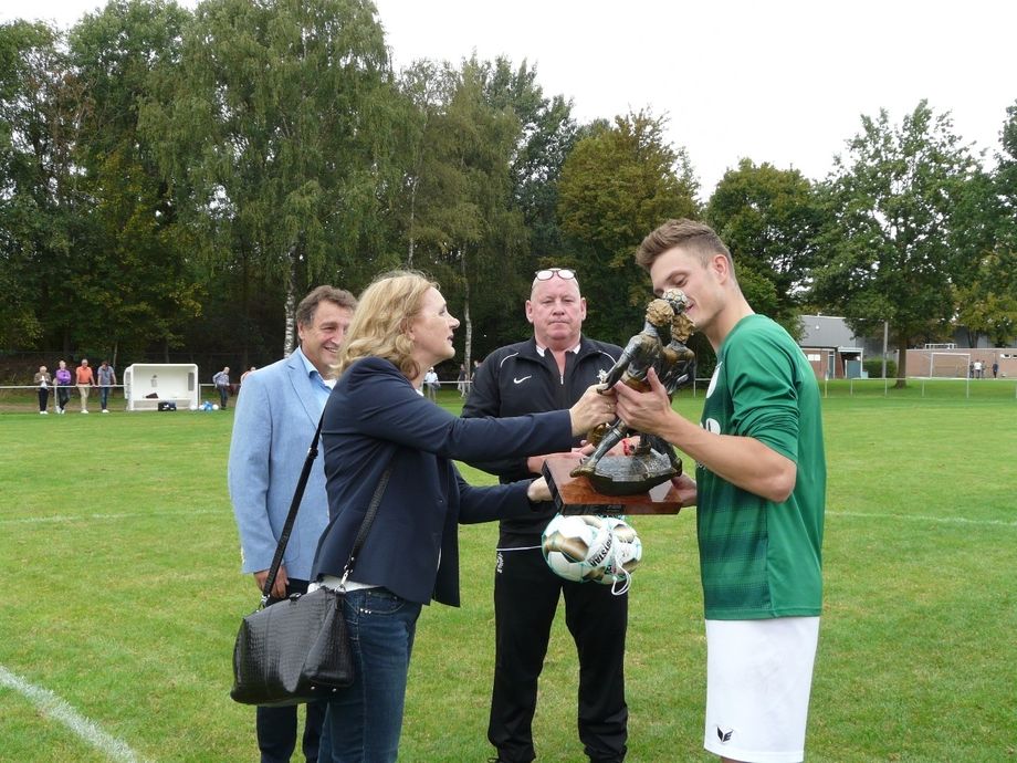 De aanvoerder van Brevendia neemt de AlarmPoint FairPlay Trofee in ontvangst uit handen van onze sponsor AlarmPoint.