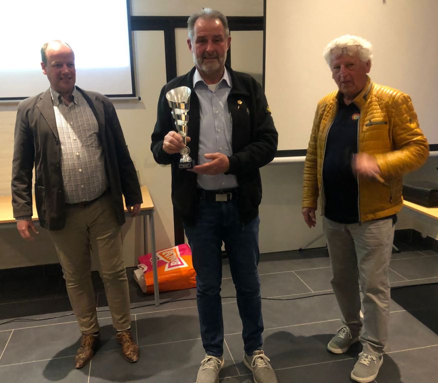 Bert zaalkampioen spelregelwedstrijd Zuid 2  2022.
Links: Pieter-Jan Janssen, afgevaardigde COVS Zuid 2.
Rechts: Peter Berben, voorzitter COVS Roermond e.o.